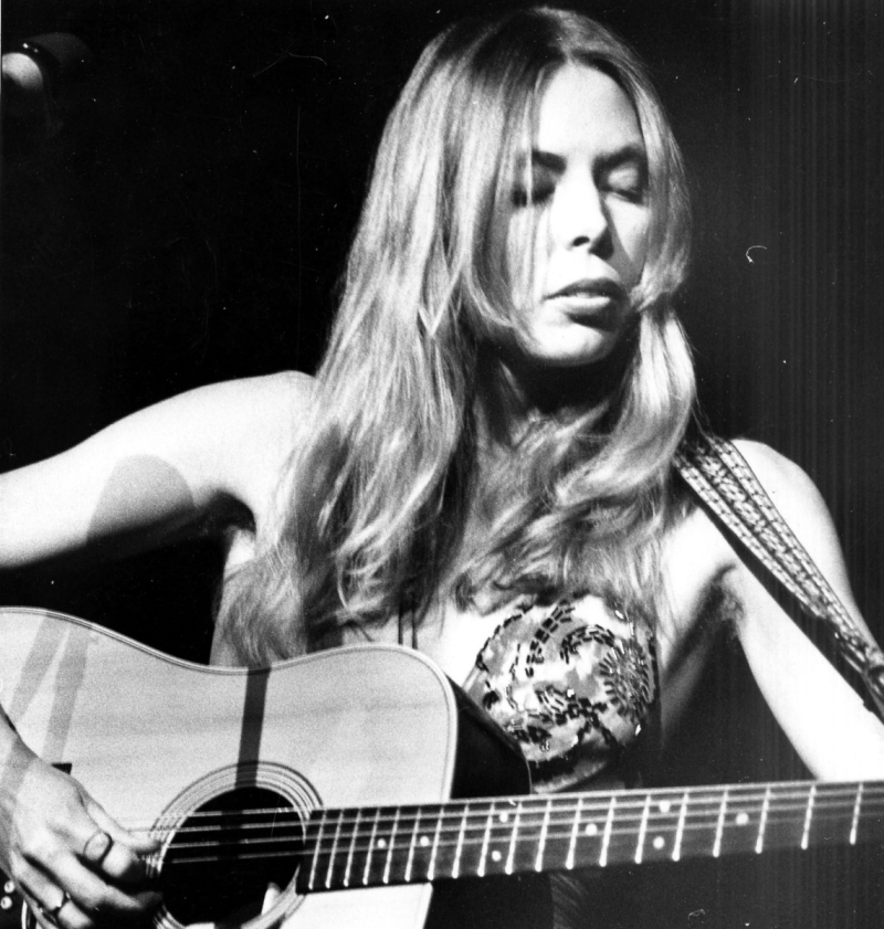 Joni_mitchell_in_1974